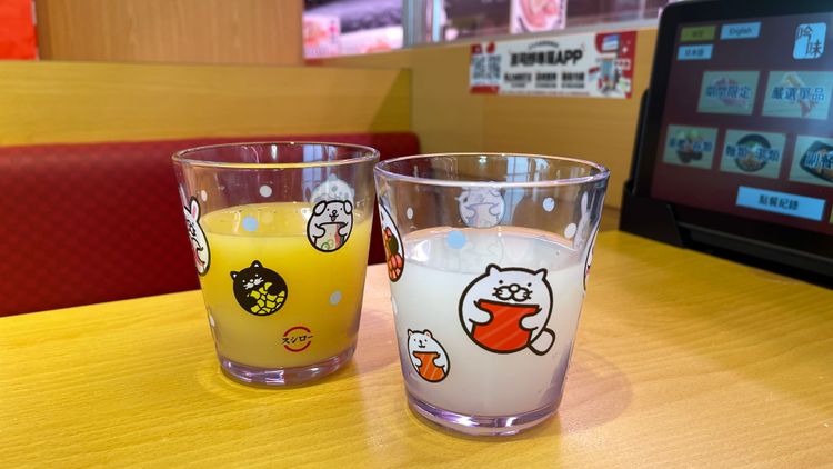 內用單筆滿1000元，並於台灣壽司郎官方粉絲專頁按讚，可獲得「萌抱壽司冷水杯」1個。業者提供