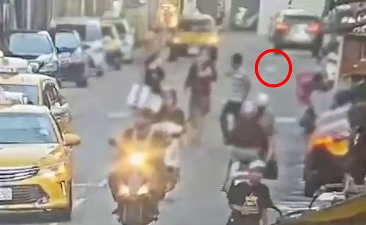 劉男將剛買的知高飯（紅圈）怒擲吳男等人。翻攝畫面