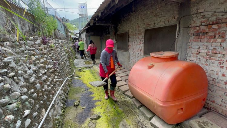 參與修補隙縫的居民不少都是當地務農的婦女。侯昌騰攝