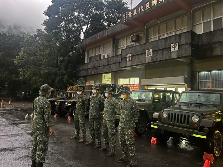特指部預置兵力前往尖石鄉中正堂待命馳援。國防部提供