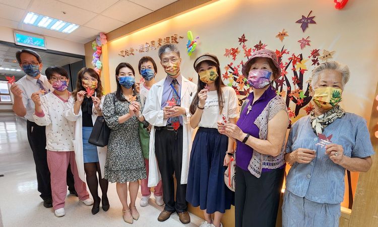 奇美醫院緩和醫療中心推廣安寧療護，主任柯獻欽(右四)帶領同仁與油畫展老師梁香(右二)、音樂表演者予予(右三)於奇恩病房外的楓葉牆掛牌。院方提供