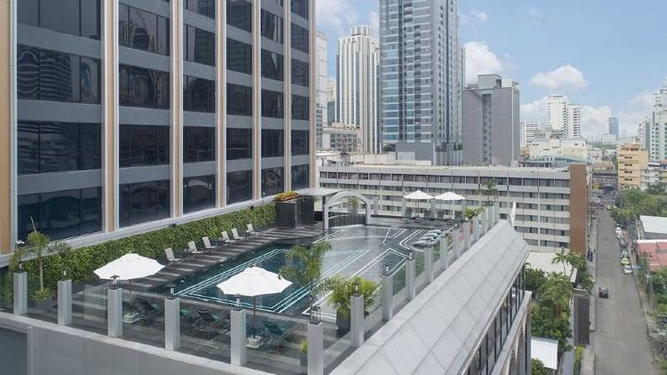 採用泰國皇家傳統風格打造的「曼谷艾拉酒店」，鄰近娜娜站的地理優勢相當便利。易遊網提供