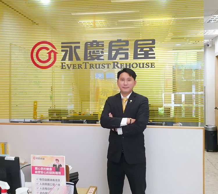 從餐飲業轉戰房仲經紀人的林博元，不僅收入翻倍成長，更帶來滿滿的成就感。永慶房屋提供