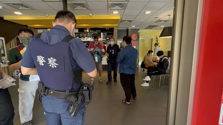 警方衝進麥當勞將鬧事男子帶出。侯昌騰攝