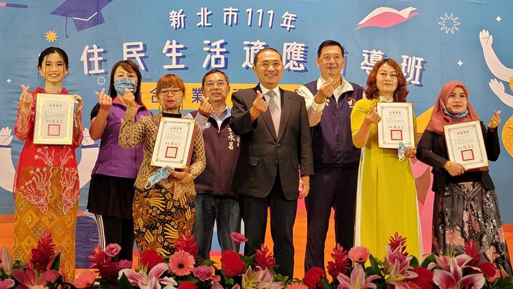 侯友宜頒發結業證書給新住民。新北市政府提供