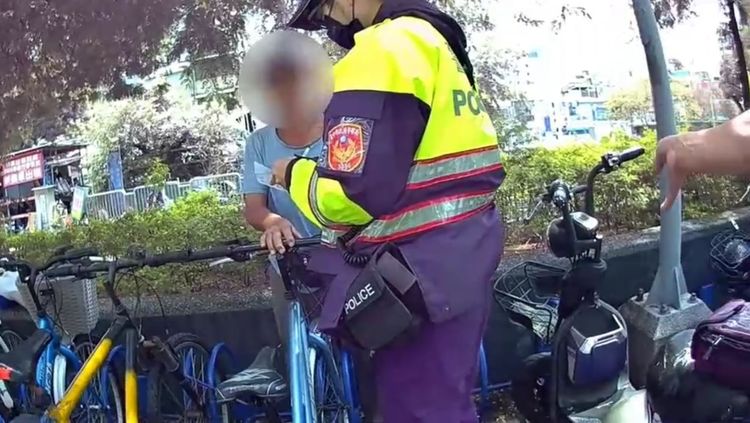 警員到場欲調閱監視器，沒想到陳姓夫妻已在現場看守包包將近1小時。讀者提供