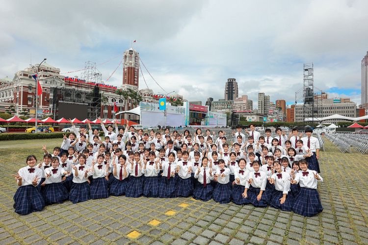 橘高校吹奏部於總統府前廣場合影。文化總會提供