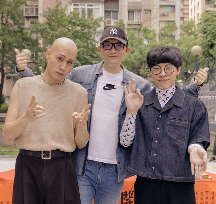 《他馬克老闆》原著馬克（中）與盧廣仲（右）、黃宣（左）。氧氣電影提供