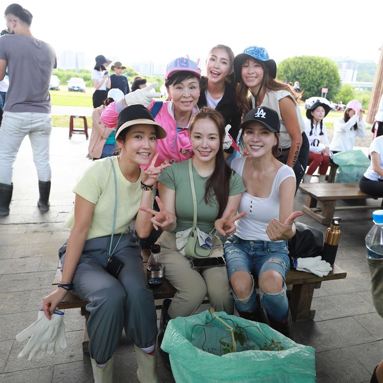 郭亞棠（左起逆時針）、波波蓁、胡嘉愛、段慧玲、楊淨宇、蕭惠現身公益活動。民視提供