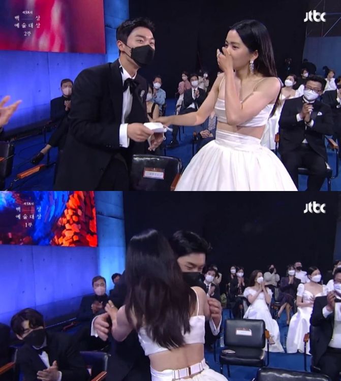 金泰梨5月參加百想藝術大賞奪視后，脫下口罩就放在崔賢旭手上，對方擁抱恭喜時還開玩笑要他坐下。翻攝JTBC