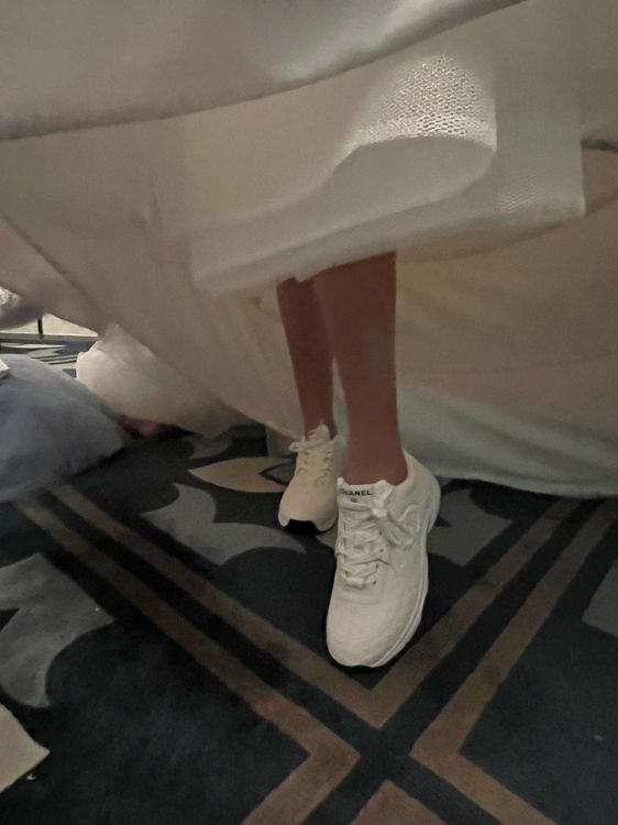 婚紗下其實是球鞋。經紀人提供