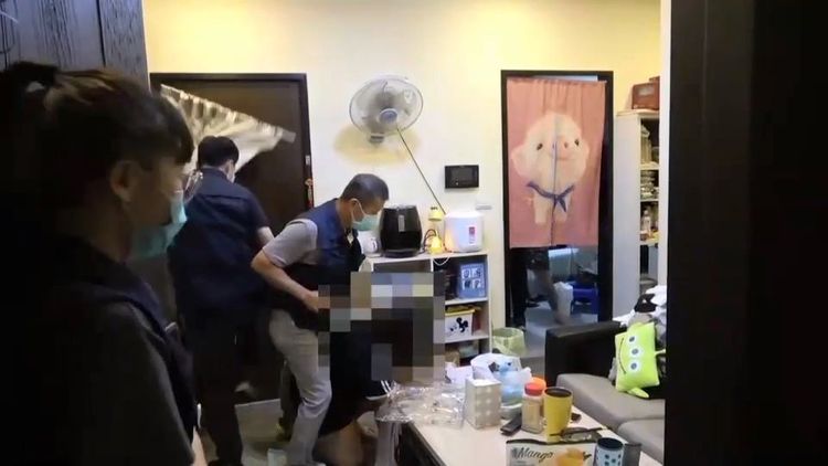 警方進屋逮捕安哥人蛇集團在台幹部葉姓女子等人。讀者提供