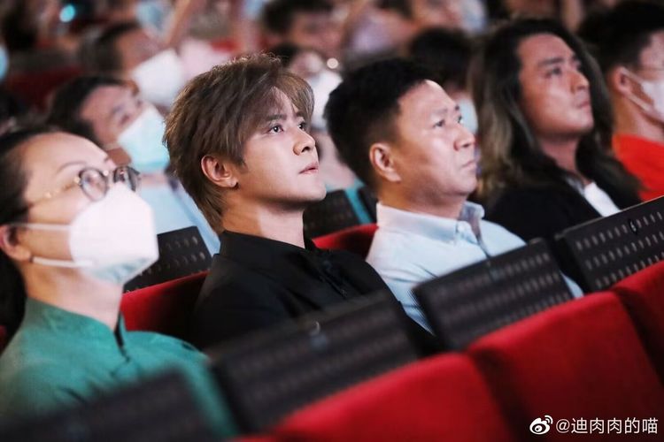 近日有網友在北京巧遇羅志祥（左二）現身觀賞默片，Toro（右）也在場。翻攝微博