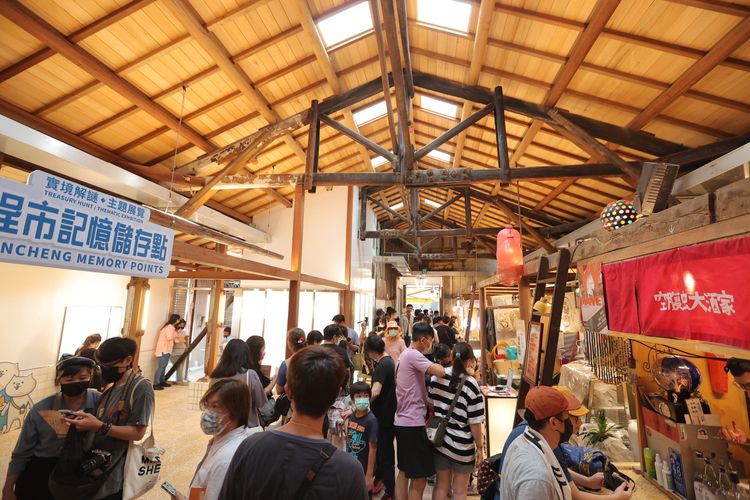 鹽一市場歷經半年大規模硬體修繕，營業種類多元且獨具特色，開幕以來吸引不少民眾。高市府提供