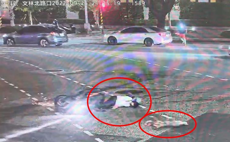 騎士撞上虎斑犬後，人狗在地面滑行數公尺。翻攝畫面
