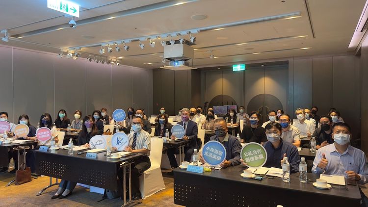 參與招商說明的業者代表們合照。鵬管處提供