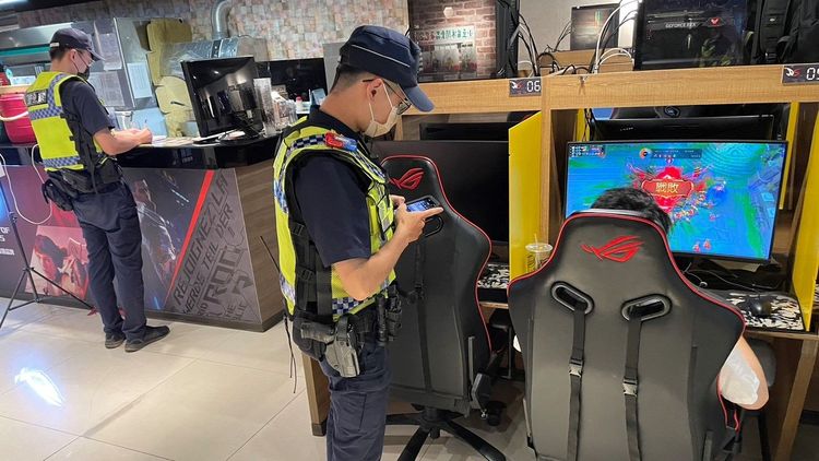 警方前往網咖臨檢。淡水警分局提供