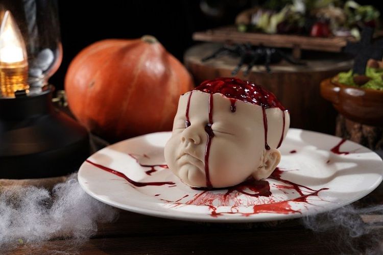 君品酒店雲軒西餐廳推出，萬聖節驚悚「人臉」限定外帶驚嚇甜點。業者提供