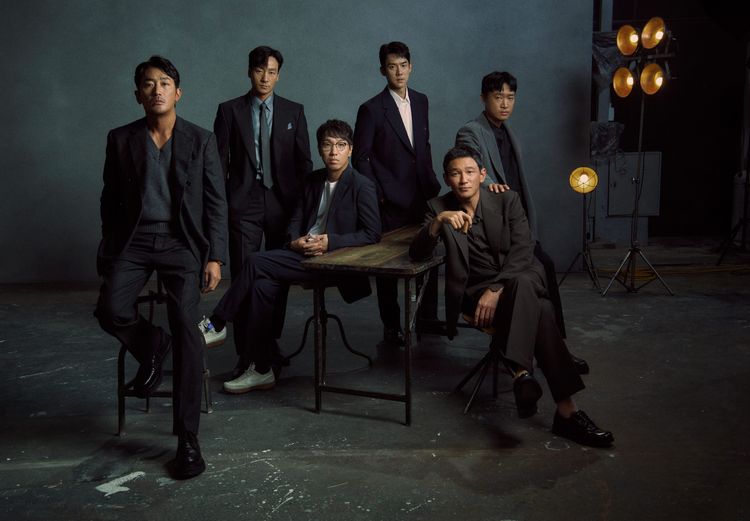 河正宇（左起）擔心影響到同劇的朴海秀、導演尹鍾彬、柳演錫、黃晸珉、趙祐鎮，上周《毒梟聖徒》記者會才沒有公開道歉。Netflix提供