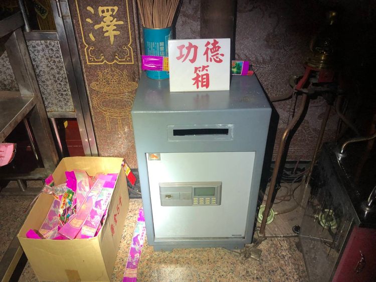 白女把風、楊男進入這間土地公廟竊取功德箱內香油錢。讀者提供