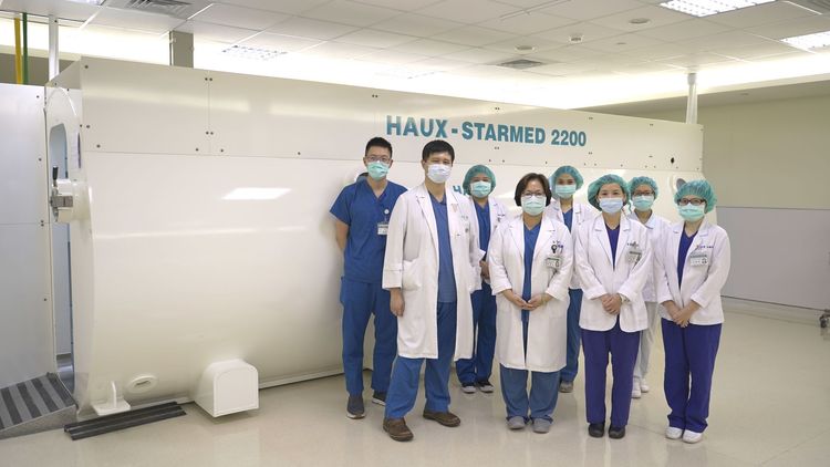 亞東醫院高壓氧中心主任張厚台與團隊合照。亞東醫院提供