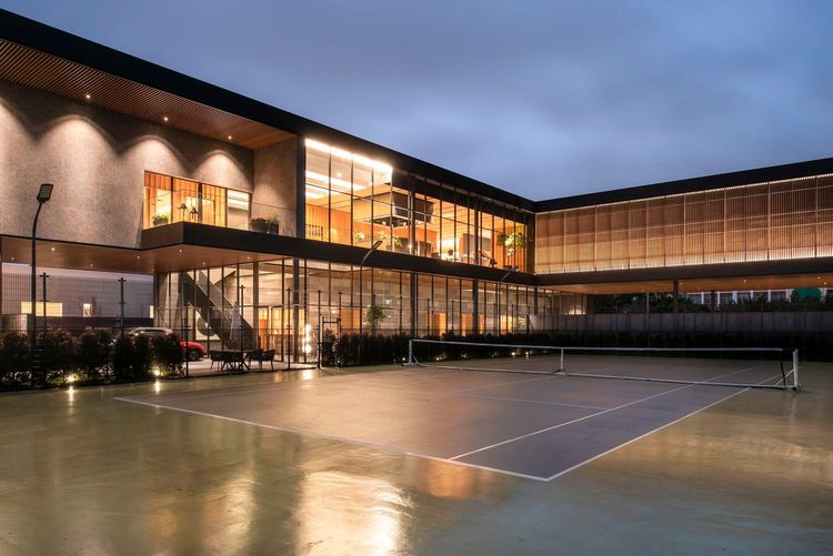 「家居璽玉」最大特色是擁有36ｘ18米空中網球場能在家舉辦私人網球派對。業者提供