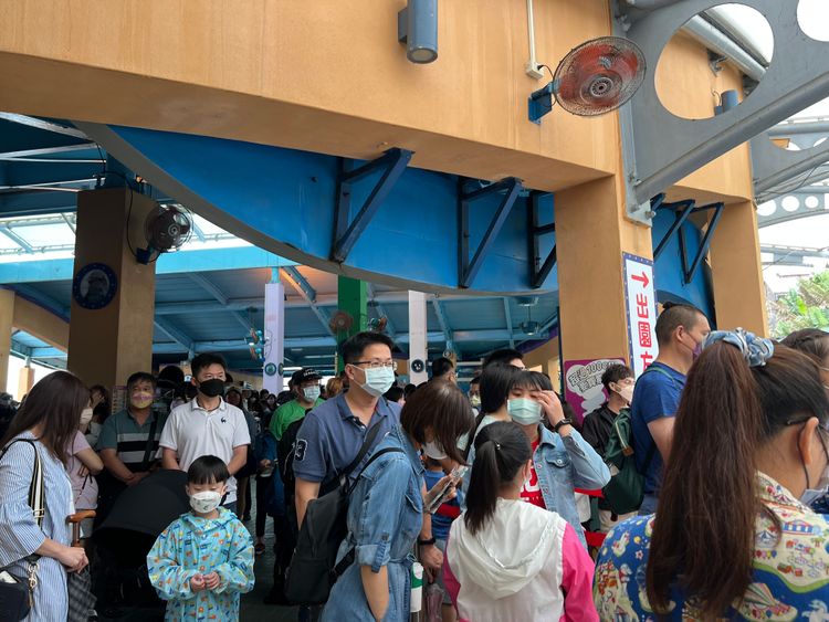 今天花蓮海洋公園湧入3000人次。翻攝畫面