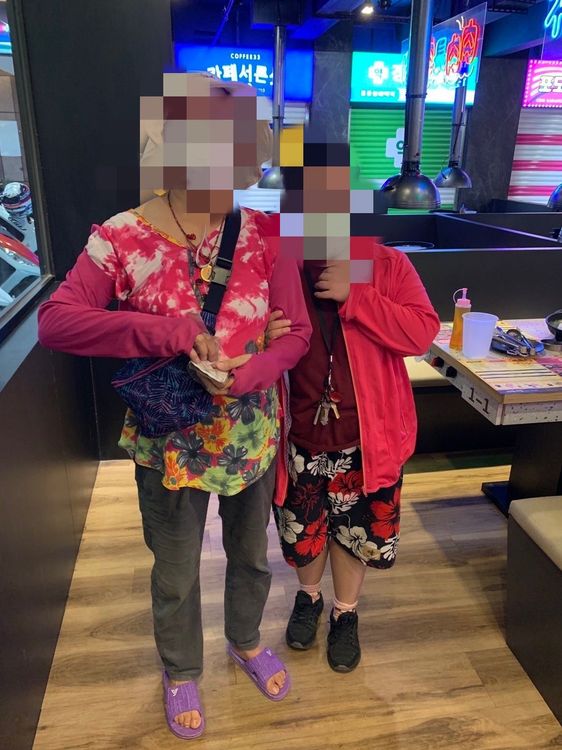 女子母親到場，將女兒帶回家。讀者提供