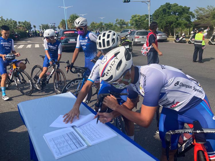 賽事前，選手先完成簽到。陳宏銘攝