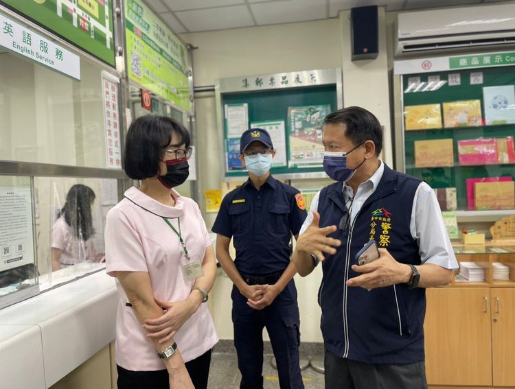 台中市警二分局長陳家銘向五權郵局員工致謝，並再次宣導阻詐要領。警方提供