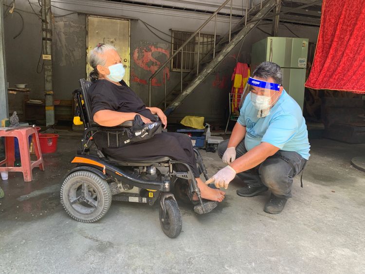 全花蓮有26000名身障者，有賴輔具中心技師翻山越嶺維修。門諾輔具中心提供