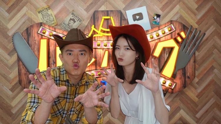 井戶田潤（左）帶老婆做出他的招牌搞笑動作。翻攝蜂谷晏海IG