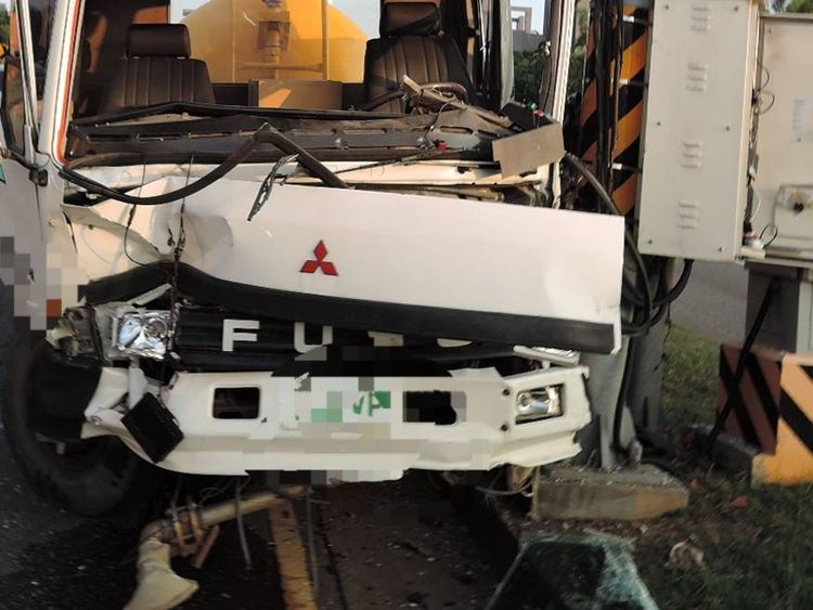 肇事大貨車撞擊區間測照設備才停下。讀者提供