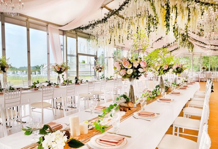 舉辦一場戶外婚禮是許多新人的夢想。新天地餐飲集團提供