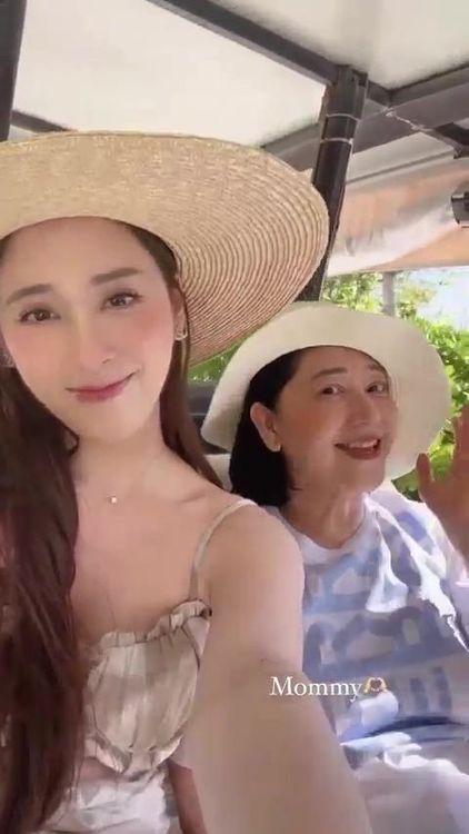 傅娟（右）和女兒歐陽妮妮開心自拍。翻攝歐陽妮妮IG