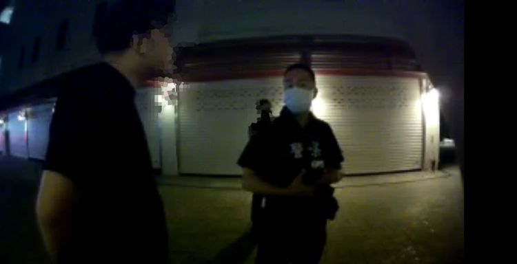 警方查出陳男為通緝犯，依法上銬逮捕。讀者提供