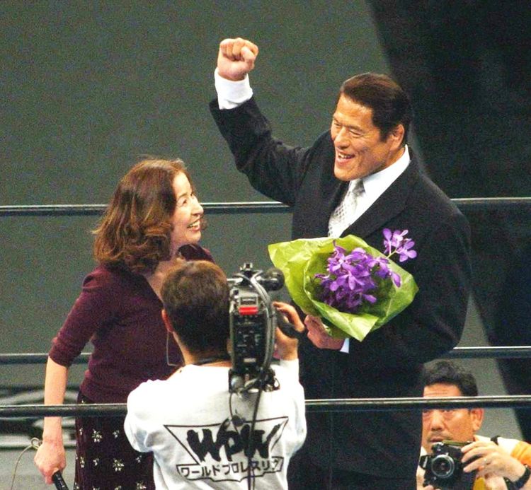 豬木（右）和倍賞美津子離婚後維持友好關係，2003年他創立的新日本摔角慶祝30周年，倍賞美津子驚喜獻花。翻攝《日刊體育報》