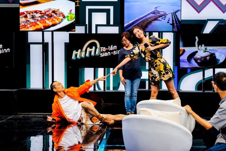 李霈瑜（右）感激浩子在錄影過程不管自己講什麼亂七八糟的東西都願意接。公視台語台提供