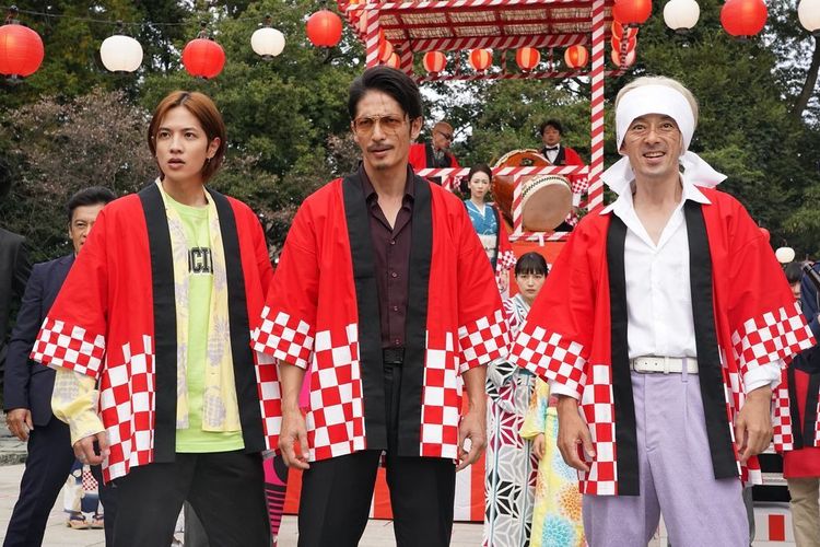 志尊淳（左起）、玉木宏、瀧藤賢一片中擔任幼稚園保鑣，對抗炒房蟑螂。車庫娛樂提供