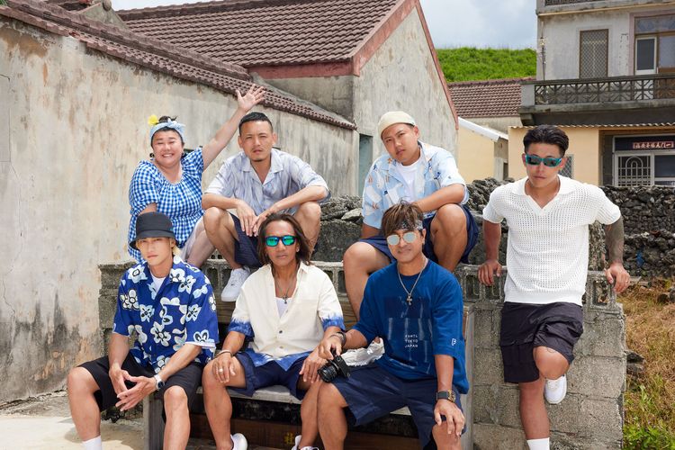 范少勳（前排左起）、顏志琳、尤秋興、林美秀（後排左起）、春風、洋蔥、健志一起復興漁村。灰人文化傳媒提供