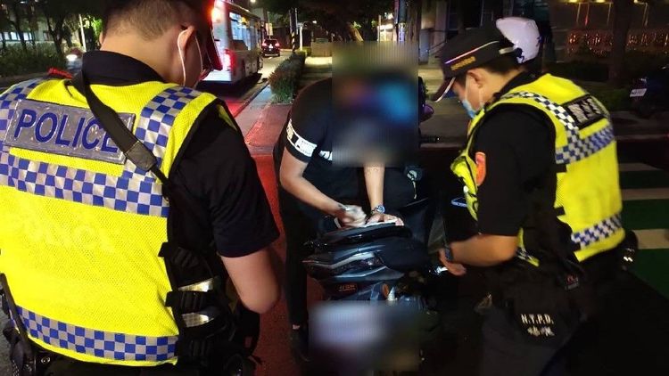 警方進行攔查及搜索。板橋警分局提供