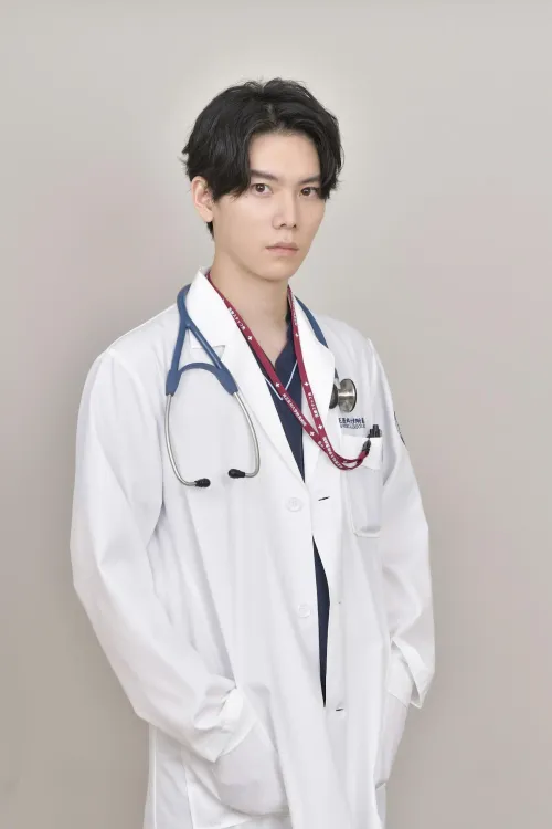 楊宇騰在《祈願的病歷表》飾演自尊心很強的實習醫生。翻攝映画ナタリー