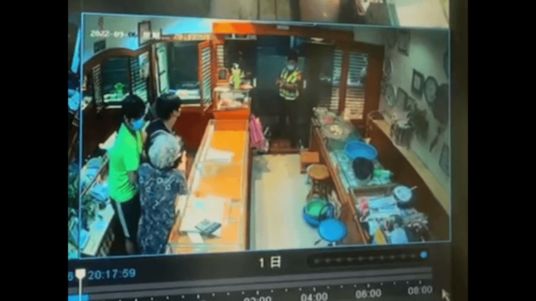 林姓少年遭店家抓住，警員適時趕抵。民眾提供