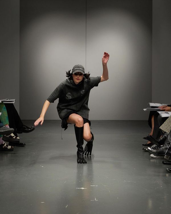 設計師Beate Karlsson也加入跌倒行列，在謝幕時摔上一跤。翻攝avavav IG