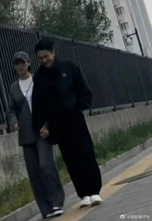 有網友稱目擊劉愷威和貌似尤靖茹的女子牽手散步。翻攝港劇辣評社微博