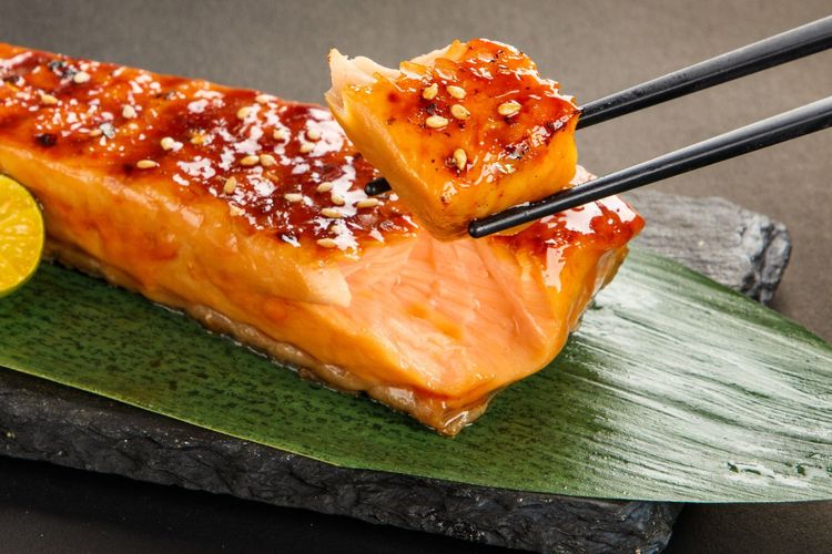 蒲燒鮭魚排琥珀色的細緻光澤，一啖就能嘗出最高境界的鮮嫩美味。業者提供