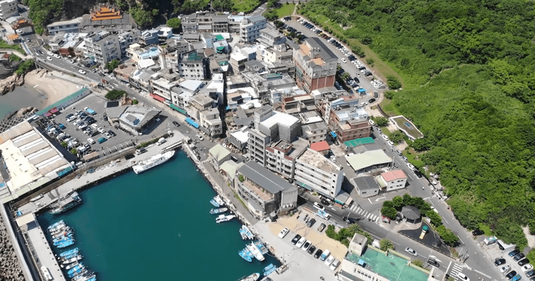 時值萬里蟹盛產，龜吼漁港新增停車場。新北市警局提供