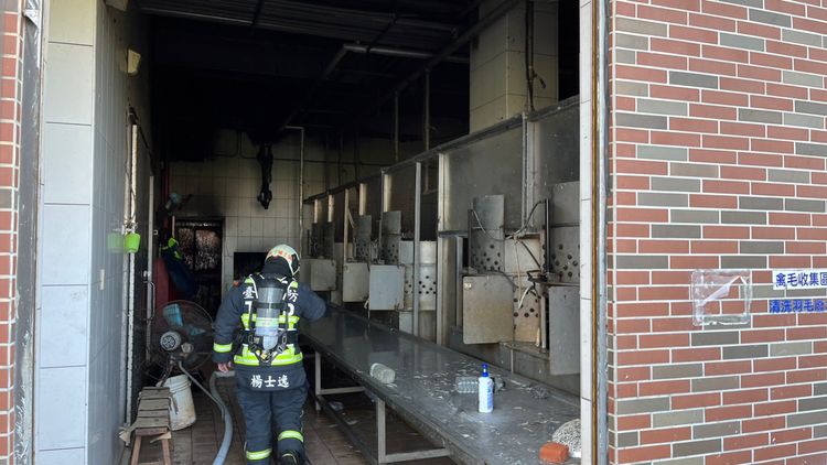 消防人員進入廠內搶救。讀者提供