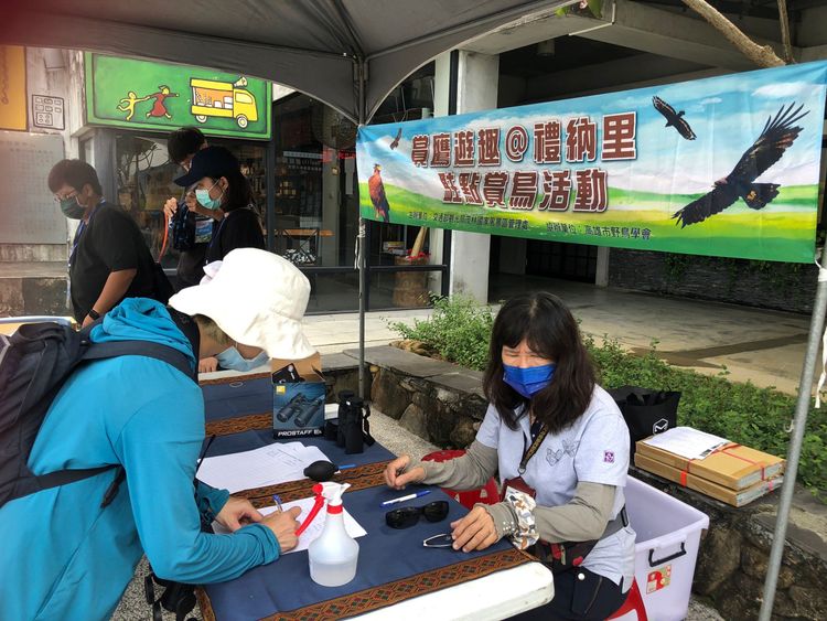 民眾參加賞鷹活動。茂管處提供