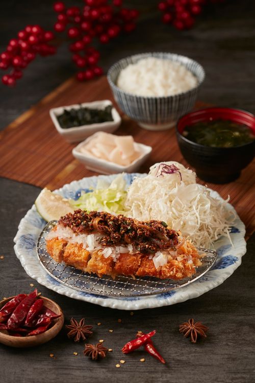 麻辣里肌豬排每份380元，10％服務費另計。業者提供